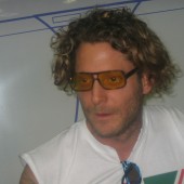 I trentenni sono coglioni Lapo Elkann. Perché quando pensi a un trentenne coglione e cazzone assieme, l'associazione è immediata